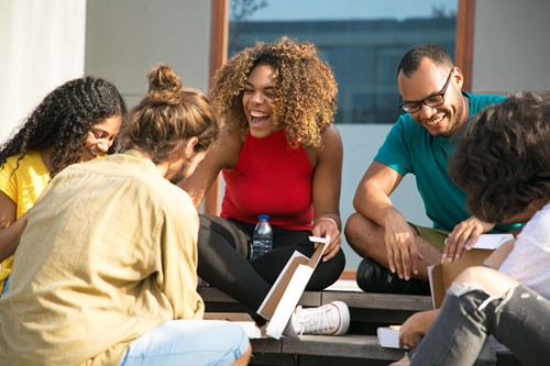 Un groupe de personnes sociables qui ont une personnalité extravertie