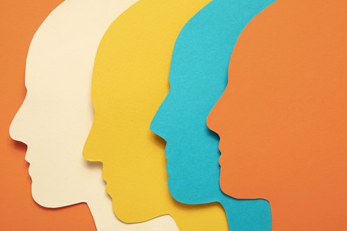 Des formes de visages représentant les Big Five de la personnalité