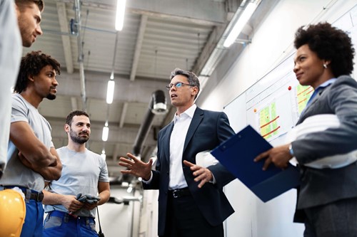 Un professionnel forme des salariées sur la gestion de conflit au travail